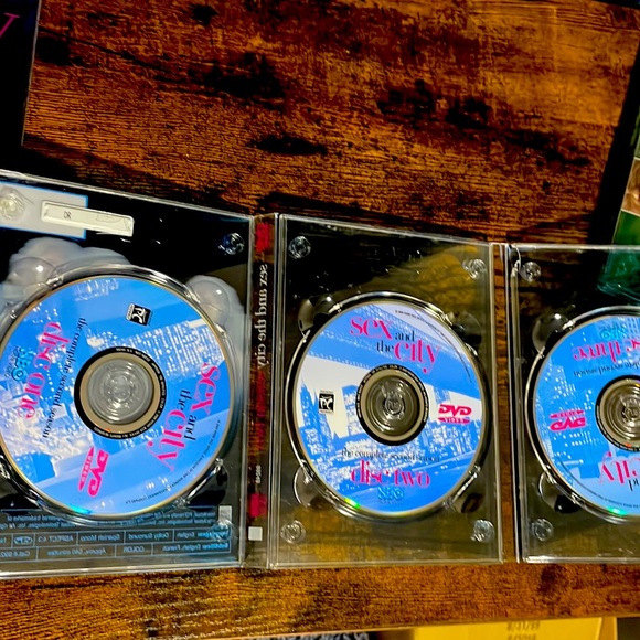 SEX AND THE CITY - Seasons 1 & 2 - Picture 5 of 6